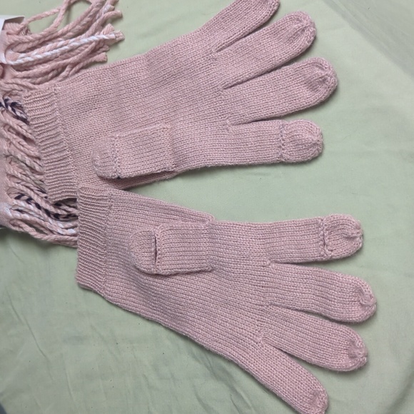 **Perfect for Christmas** New Calvin Klein 2Pc Muffler Scarf & Touch Glove Set - Picture 4 of 6